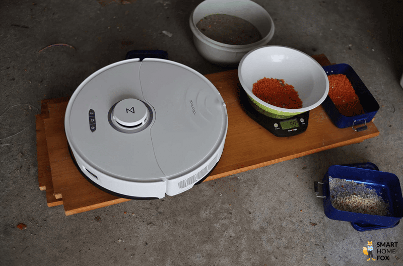 Verschiedene Schmutzarten werden beim Roborock S8+ abgewogen.